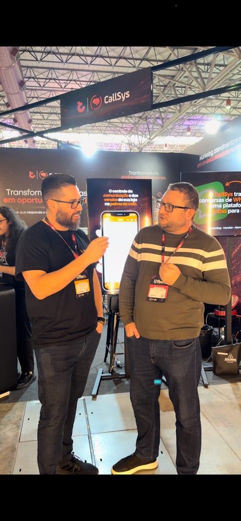 Rodrigo, CEO e fundador da Espectra, conversando com Rafael Brilhante, da Unisinos, no stand da FBV 2026
