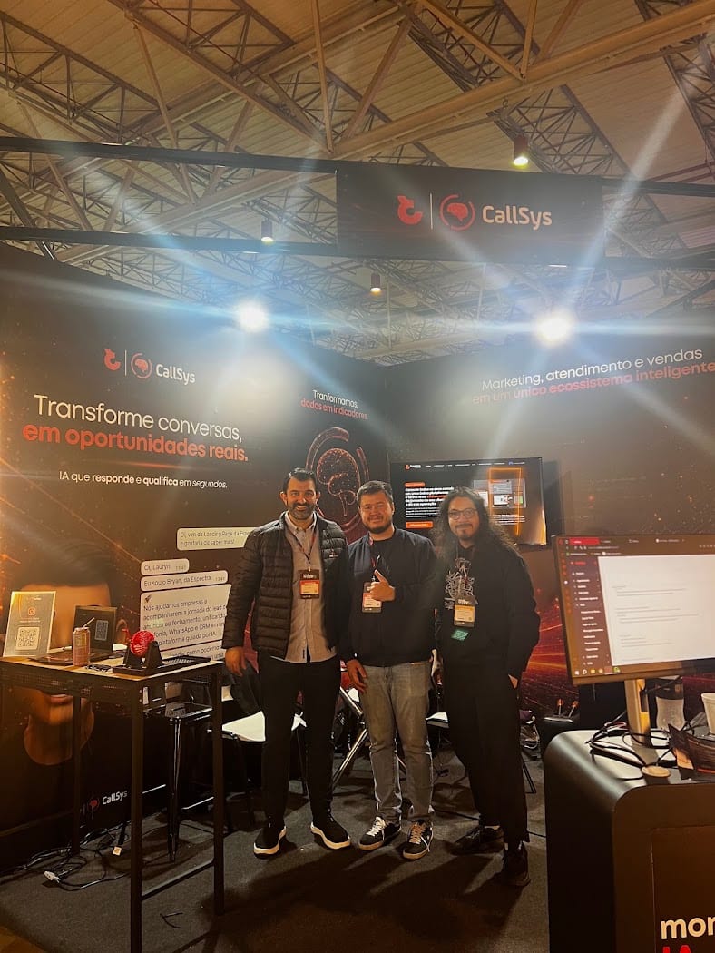 Parte da equipe da Espectra no stand do CallSys na FBV 2026